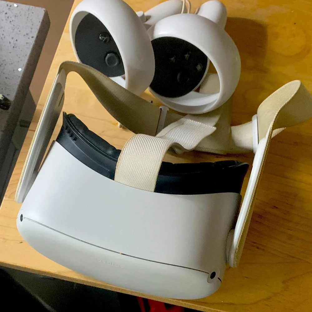 Oculus White VR Headset with Controllers